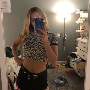 Cropped leopard print tee shirt